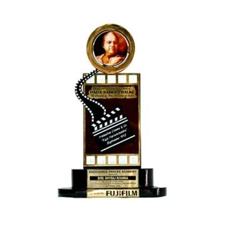 https://indiantelevision.com/sites/default/files/styles/smartcrop_800x800/public/images/tv-images/2018/06/22/The-Dadasaheb-Phalke-Award.jpg?itok=OJFSL6n9